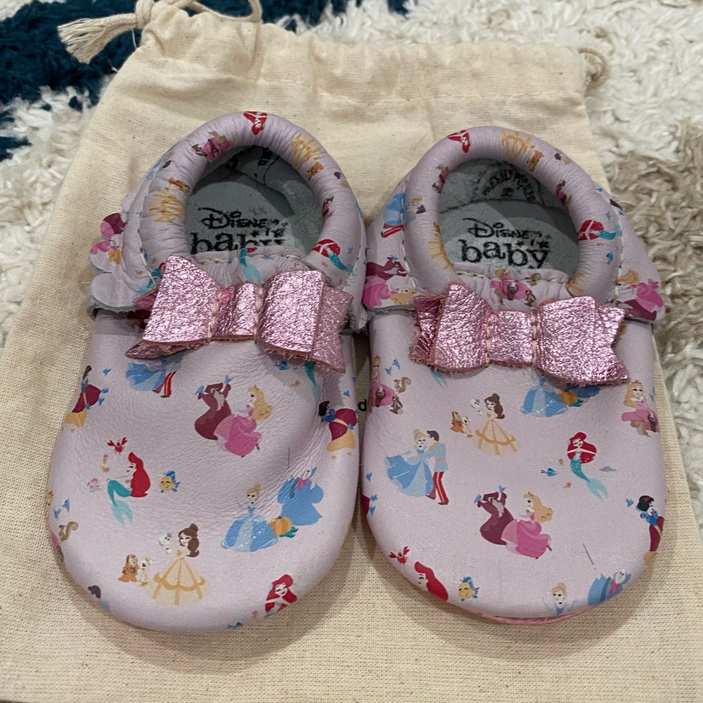 Freshly Picked Disney Princess Bow Moccasins, size 5